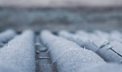 Iarna aduce cu sine o frumusețe înzăpezită, dar și provocări, iar una dintre acestea este gestionarea eficientă a zăpezii și a gheții de pe acoperișul casei tale. Este important să fii pregătit pentru a face față acestor condiții dificile, iar unul dintre instrumentele cheie în acest sens este un sistem de degivrare a acoperișului. De ce este important un sistem de degivrare a acoperișului? Zăpada și gheața se pot acumula pe acoperiș în timpul iernii și pot cauza o serie de probleme grave. În primul rând, greutatea acestor depozite poate pune o presiune semnificativă pe structura acoperișului, ducând la deteriorarea acestuia sau chiar la prăbușirea acoperișului în unele cazuri extreme. În plus, topirea și refreezarea repetată a zăpezii și a gheții poate crea ghețari periculoși la marginea acoperișului, cunoscuți sub numele de ghețari suspendați, care prezintă un pericol pentru siguranța oamenilor și a proprietății. Un sistem de degivrare a acoperișului poate preveni aceste probleme prin menținerea acoperișului liber de zăpadă și gheață sau prin încălzirea marginilor acoperișului pentru a preveni formarea de ghețari. Cum funcționează un sistem de degivrare a acoperișului? Există două tipuri principale de sisteme de degivrare a acoperișului: sistemele de cablu și sistemele de panou solar. Sistemele de cablu utilizează cabluri încălzite care sunt montate pe acoperiș și în țevile de scurgere pentru a preveni acumularea de zăpadă și gheață. Aceste cabluri sunt activate automat atunci când temperatura scade sub un anumit prag și încălzesc zona acoperișului pentru a topi zăpada și gheața. Sistemele de panou solar folosesc panouri solare montate pe acoperiș pentru a genera căldură care este apoi transferată în sistemul de degivrare a acoperișului. Aceste sisteme sunt mai ecologice și pot reduce costurile de energie pe termen lung, dar pot fi mai costisitoare în etapa inițială. Avantajele și beneficiile unui sistem de degivrare a acoperișului Investiția într-un sistem de degivrare a acoperișului poate aduce o serie de beneficii importante: Protejează integritatea acoperișului: Prevenind acumularea excesivă de zăpadă și gheață, un sistem de degivrare poate prelungi durata de viață a acoperișului și poate reduce riscul de deteriorare structurală. Asigură siguranța: Eliminând ghețarii suspendați și reducând riscul de cădere a zăpezii de pe acoperiș, un sistem de degivrare poate crea un mediu mai sigur în jurul casei tale. Economisește bani: În cele din urmă, investiția într-un sistem de degivrare poate ajuta la economisirea banilor pe termen lung, reducând necesitatea de reparații costisitoare ale acoperișului sau de intervenții în urma daunelor cauzate de condițiile meteorologice extreme. Concluzie Un sistem de degivrare a acoperișului poate fi o investiție valoroasă pentru proprietatea ta, oferind protecție împotriva daunelor cauzate de zăpadă și gheață și contribuind la siguranța și confortul general al locuinței tale. Consultă un specialist în acoperișuri pentru a afla mai multe despre opțiunile disponibile și pentru a determina ce sistem este cel mai potrivit pentru nevoile și bugetul tău. Cu un sistem de degivrare eficient instalat, poți fi sigur că casa ta este protejată împotriva capriciilor iernii și că poți să te bucuri de un mediu mai sigur și mai confortabil în timpul sezonului rece.
