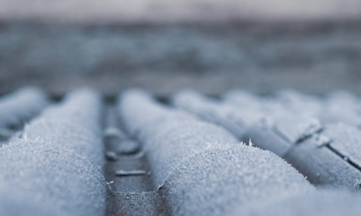 Iarna aduce cu sine o frumusețe înzăpezită, dar și provocări, iar una dintre acestea este gestionarea eficientă a zăpezii și a gheții de pe acoperișul casei tale. Este important să fii pregătit pentru a face față acestor condiții dificile, iar unul dintre instrumentele cheie în acest sens este un sistem de degivrare a acoperișului. De ce este important un sistem de degivrare a acoperișului? Zăpada și gheața se pot acumula pe acoperiș în timpul iernii și pot cauza o serie de probleme grave. În primul rând, greutatea acestor depozite poate pune o presiune semnificativă pe structura acoperișului, ducând la deteriorarea acestuia sau chiar la prăbușirea acoperișului în unele cazuri extreme. În plus, topirea și refreezarea repetată a zăpezii și a gheții poate crea ghețari periculoși la marginea acoperișului, cunoscuți sub numele de ghețari suspendați, care prezintă un pericol pentru siguranța oamenilor și a proprietății. Un sistem de degivrare a acoperișului poate preveni aceste probleme prin menținerea acoperișului liber de zăpadă și gheață sau prin încălzirea marginilor acoperișului pentru a preveni formarea de ghețari. Cum funcționează un sistem de degivrare a acoperișului? Există două tipuri principale de sisteme de degivrare a acoperișului: sistemele de cablu și sistemele de panou solar. Sistemele de cablu utilizează cabluri încălzite care sunt montate pe acoperiș și în țevile de scurgere pentru a preveni acumularea de zăpadă și gheață. Aceste cabluri sunt activate automat atunci când temperatura scade sub un anumit prag și încălzesc zona acoperișului pentru a topi zăpada și gheața. Sistemele de panou solar folosesc panouri solare montate pe acoperiș pentru a genera căldură care este apoi transferată în sistemul de degivrare a acoperișului. Aceste sisteme sunt mai ecologice și pot reduce costurile de energie pe termen lung, dar pot fi mai costisitoare în etapa inițială. Avantajele și beneficiile unui sistem de degivrare a acoperișului Investiția într-un sistem de degivrare a acoperișului poate aduce o serie de beneficii importante: Protejează integritatea acoperișului: Prevenind acumularea excesivă de zăpadă și gheață, un sistem de degivrare poate prelungi durata de viață a acoperișului și poate reduce riscul de deteriorare structurală. Asigură siguranța: Eliminând ghețarii suspendați și reducând riscul de cădere a zăpezii de pe acoperiș, un sistem de degivrare poate crea un mediu mai sigur în jurul casei tale. Economisește bani: În cele din urmă, investiția într-un sistem de degivrare poate ajuta la economisirea banilor pe termen lung, reducând necesitatea de reparații costisitoare ale acoperișului sau de intervenții în urma daunelor cauzate de condițiile meteorologice extreme. Concluzie Un sistem de degivrare a acoperișului poate fi o investiție valoroasă pentru proprietatea ta, oferind protecție împotriva daunelor cauzate de zăpadă și gheață și contribuind la siguranța și confortul general al locuinței tale. Consultă un specialist în acoperișuri pentru a afla mai multe despre opțiunile disponibile și pentru a determina ce sistem este cel mai potrivit pentru nevoile și bugetul tău. Cu un sistem de degivrare eficient instalat, poți fi sigur că casa ta este protejată împotriva capriciilor iernii și că poți să te bucuri de un mediu mai sigur și mai confortabil în timpul sezonului rece.